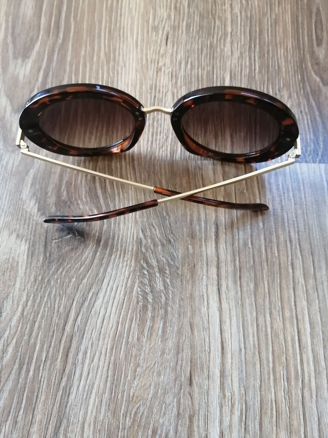 Дамски овални слънчеви очила guess