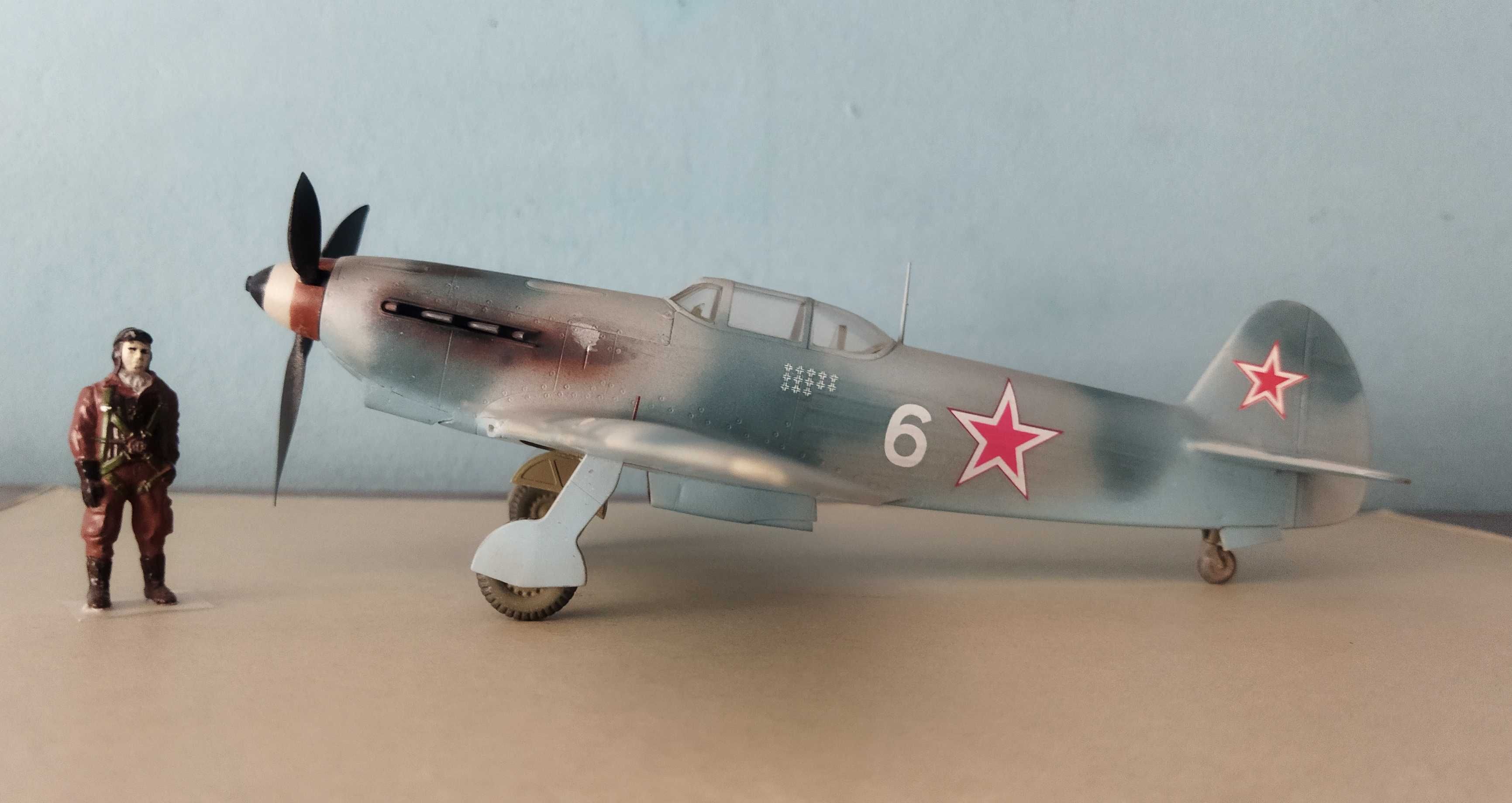 подарочная модель самолета Пе-2