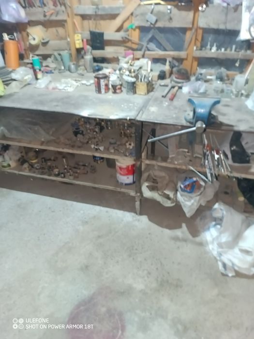 Верстаки для работ.