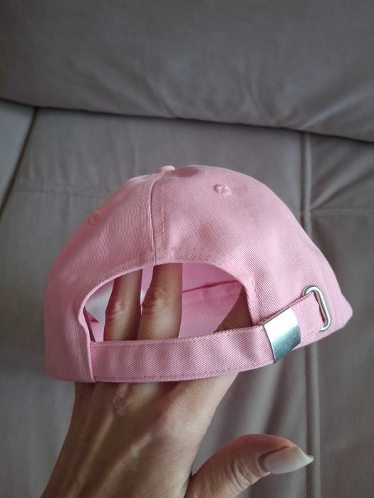 Нова шапка Guess