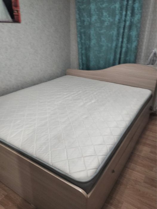 Двуспальная кровать с матрасом в отличном состоянии
