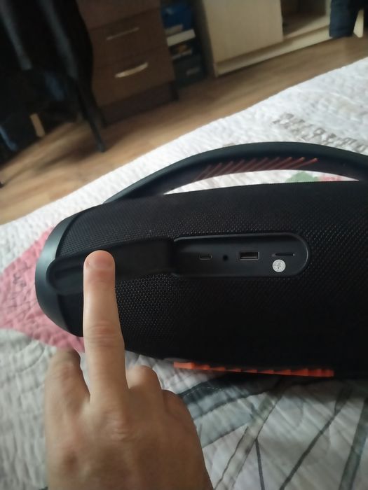 Колонка работает как от сети так и на аккумуляторе