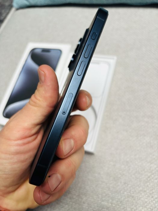 Продавам iPhone 15 pro 256GB