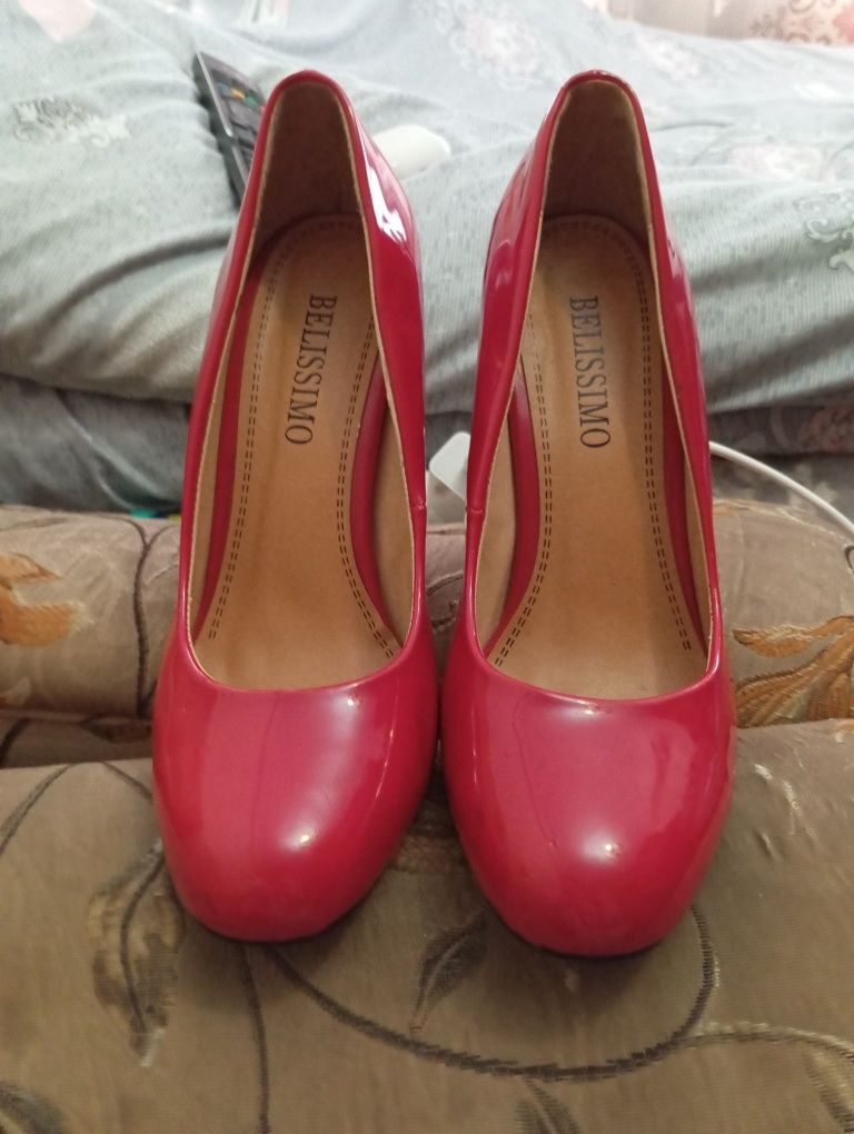 Продам туфли красного цвета