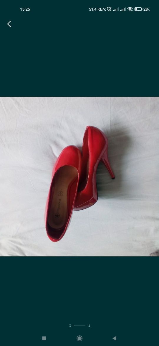 Женские бежевые туфли в стразах и красные лакированные