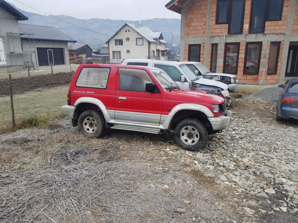 Dezmembrez mitsubishi pajero motor 2.8