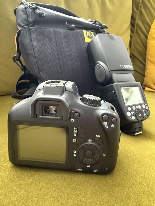 Canon 4000D + obiectiv 18 55 + blitz