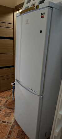 Продам холодильник INDESIT