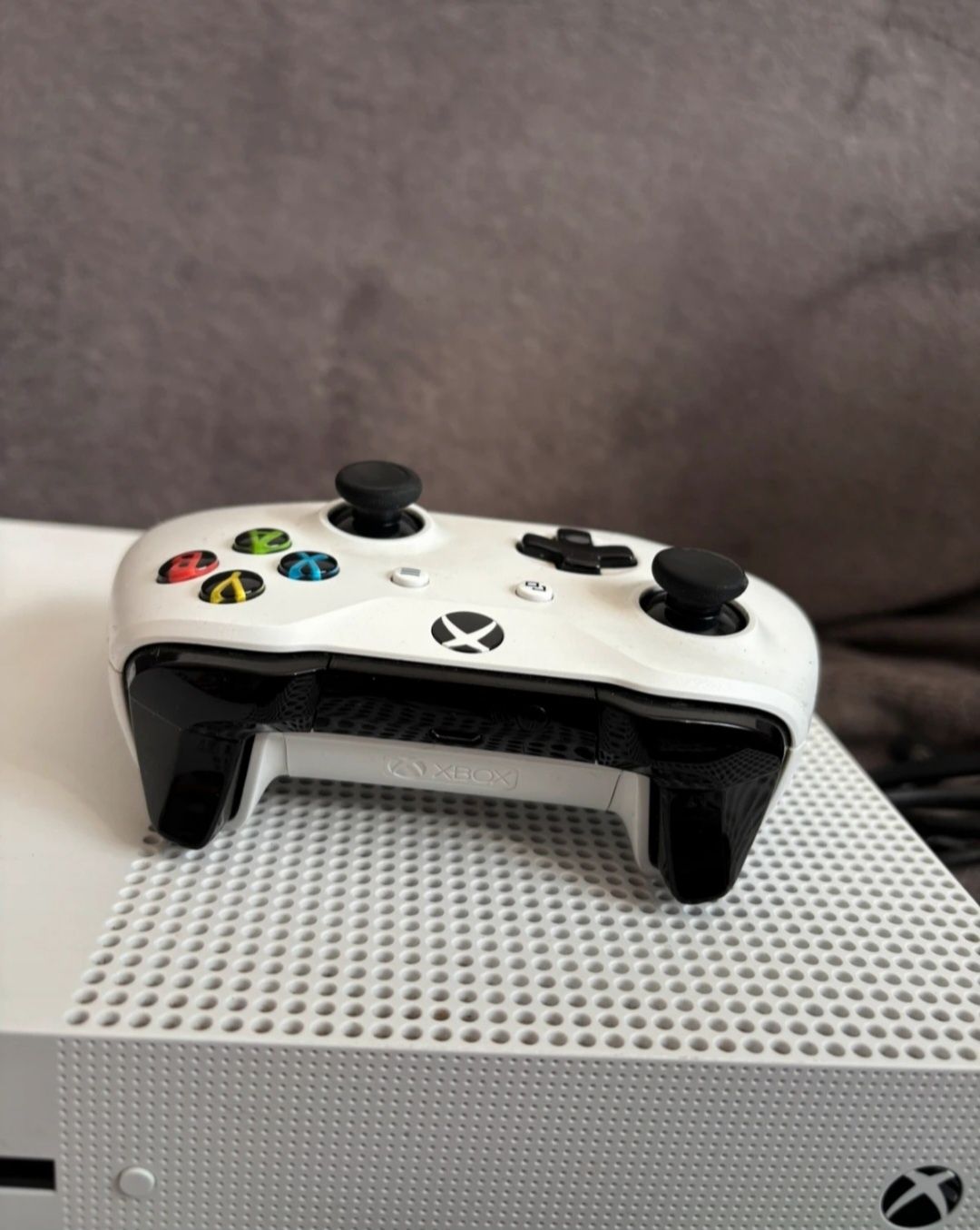 Vând Xbox One S 1 TB