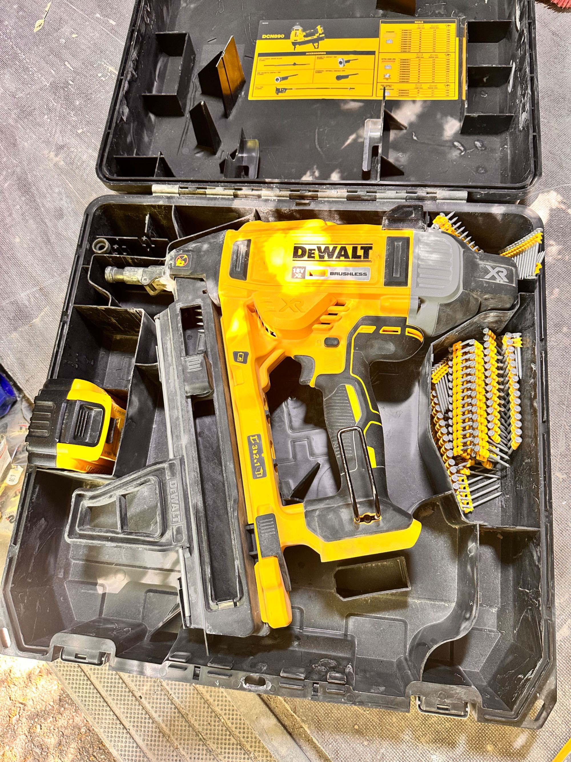 Такер/пушка Dewalt DCN890N за пирони в бетон, в гаранция
