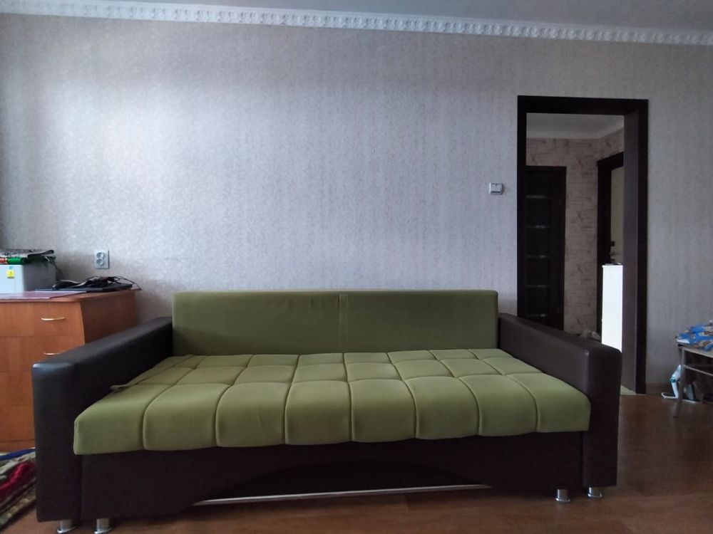 Продаю диван и люстру хрустальную