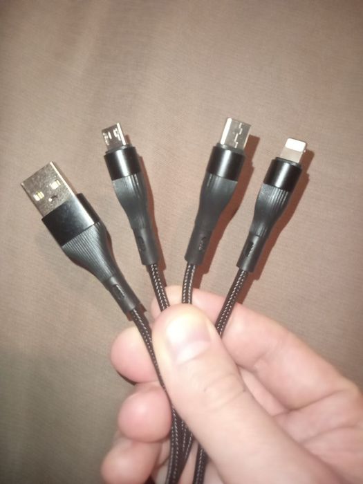 Три в одном . Шнур для зарядки сотового телефона . Айфон Андроид