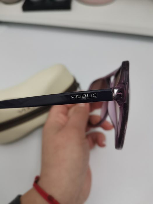 Оригинални слънчеви очила с калъф Vogue