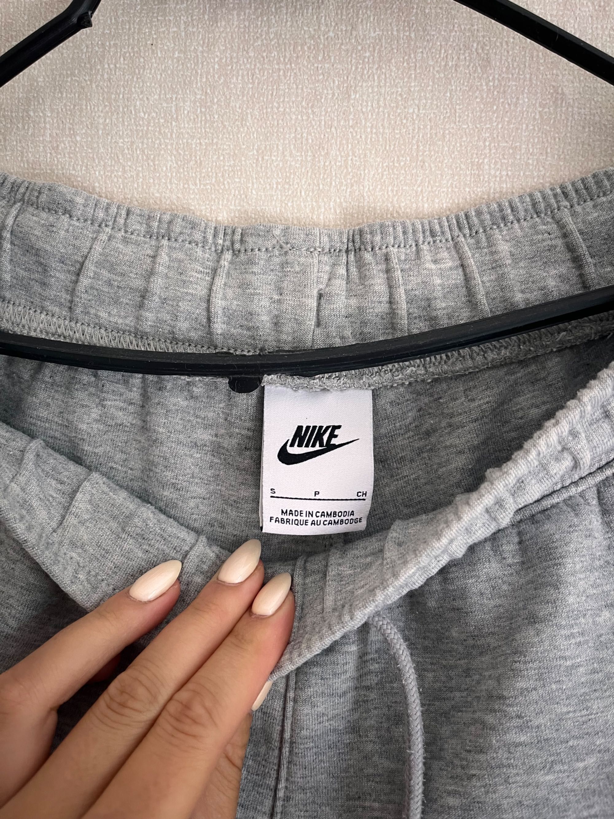 Дамски анцуг комплект Nike