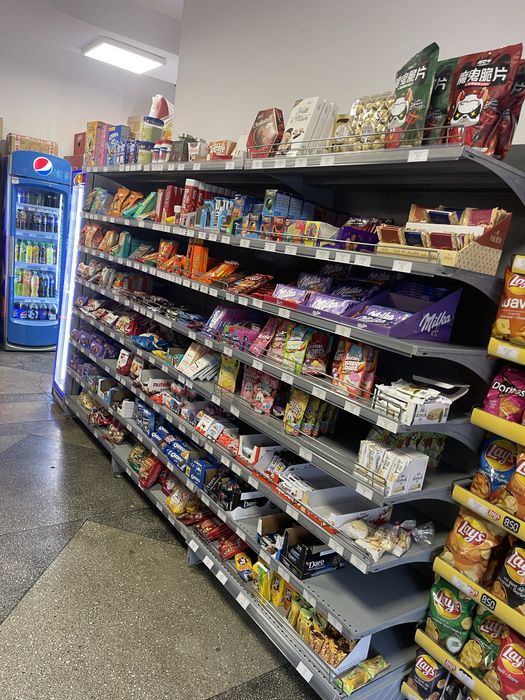 Rafturi metalice perete si gondola raft de lemn magazin alimentar