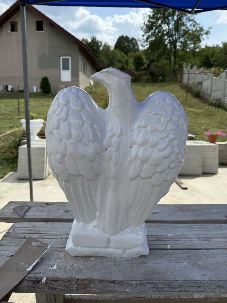 vaza, vultur, leu, ingeras din beton