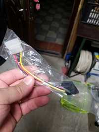 Cablu adaptor de la molex la sata