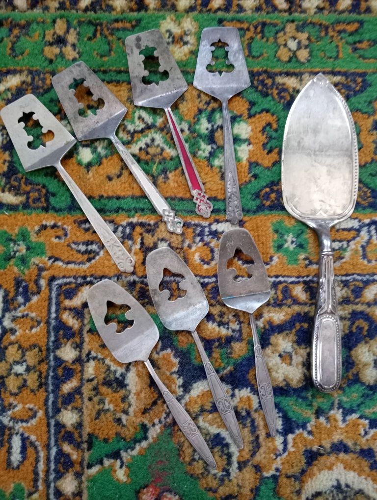 Посуда. Мельхиоровые чайные, десертные, столовые ложки, вилки и ножи.