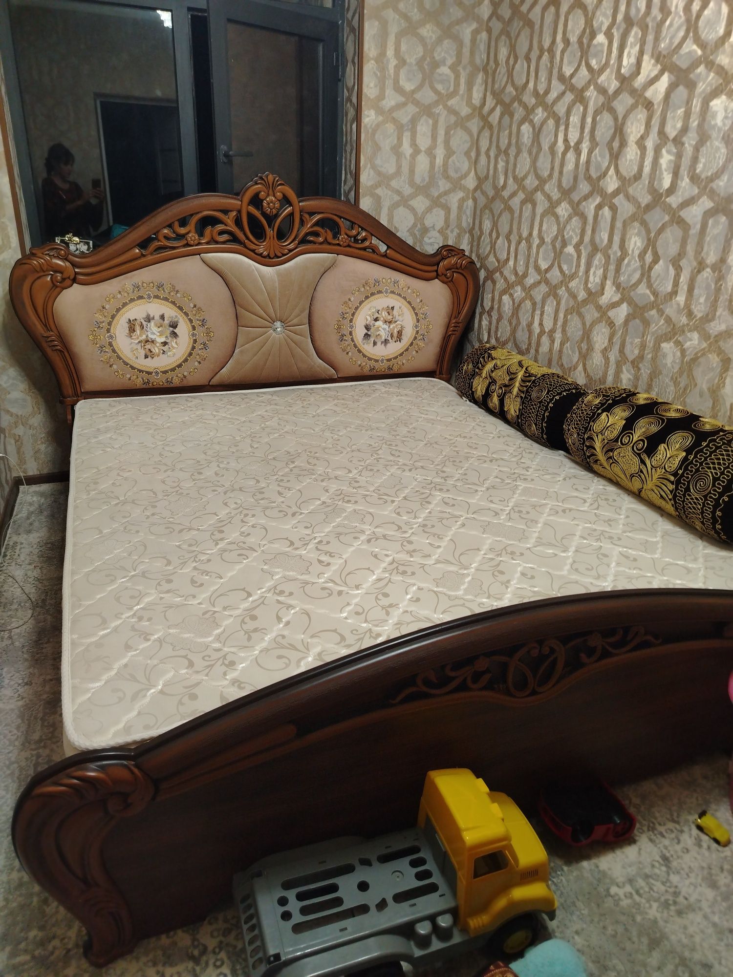 Spalniy divan 2.kishilik holati yaxshi baquvvat ko'p ishlatilmagan toz