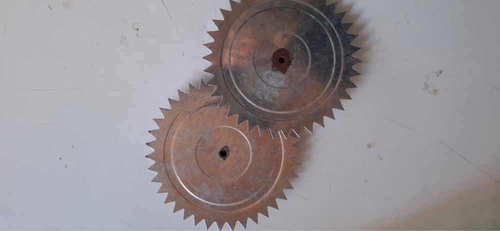 Зубчатое колесо 2 штуки.
