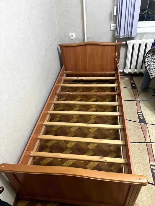 Продам односпальную кровать 90х210