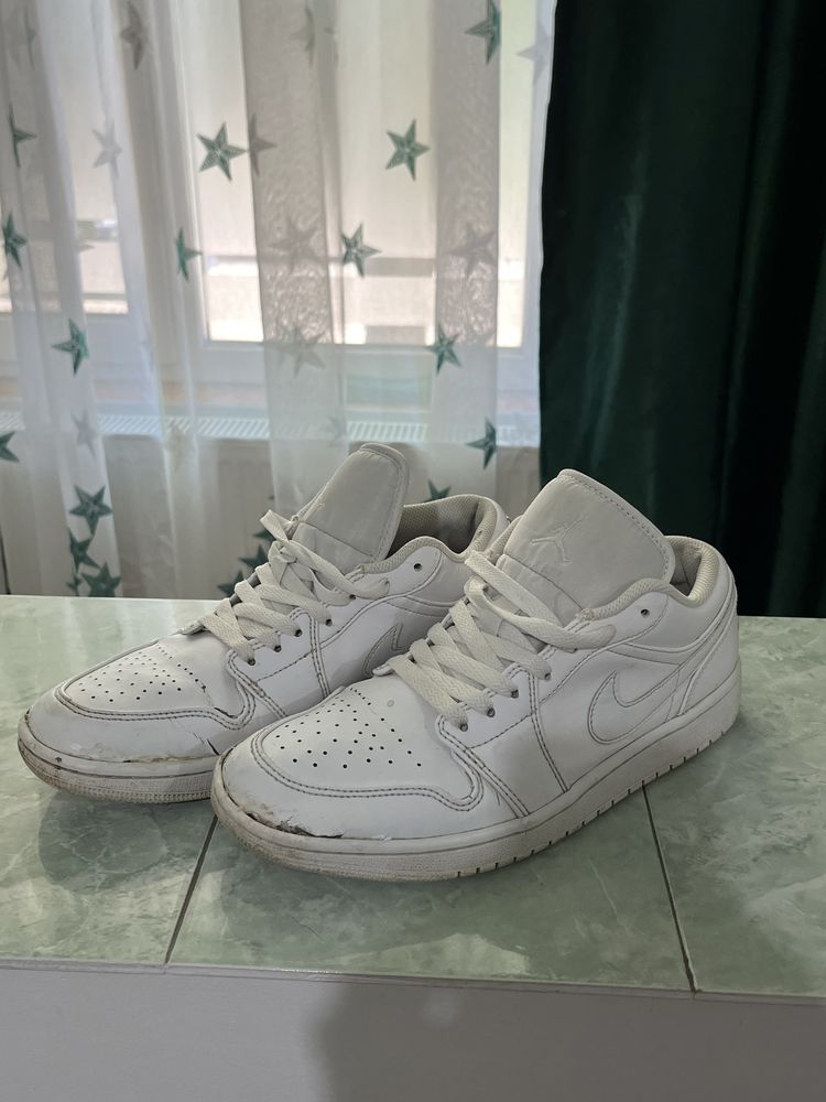 Jordan 1 low triple white, trebuie restaurati.