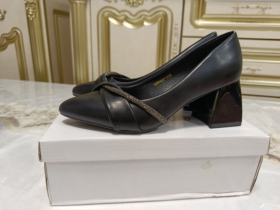 Аёллар туфлиси сотилади