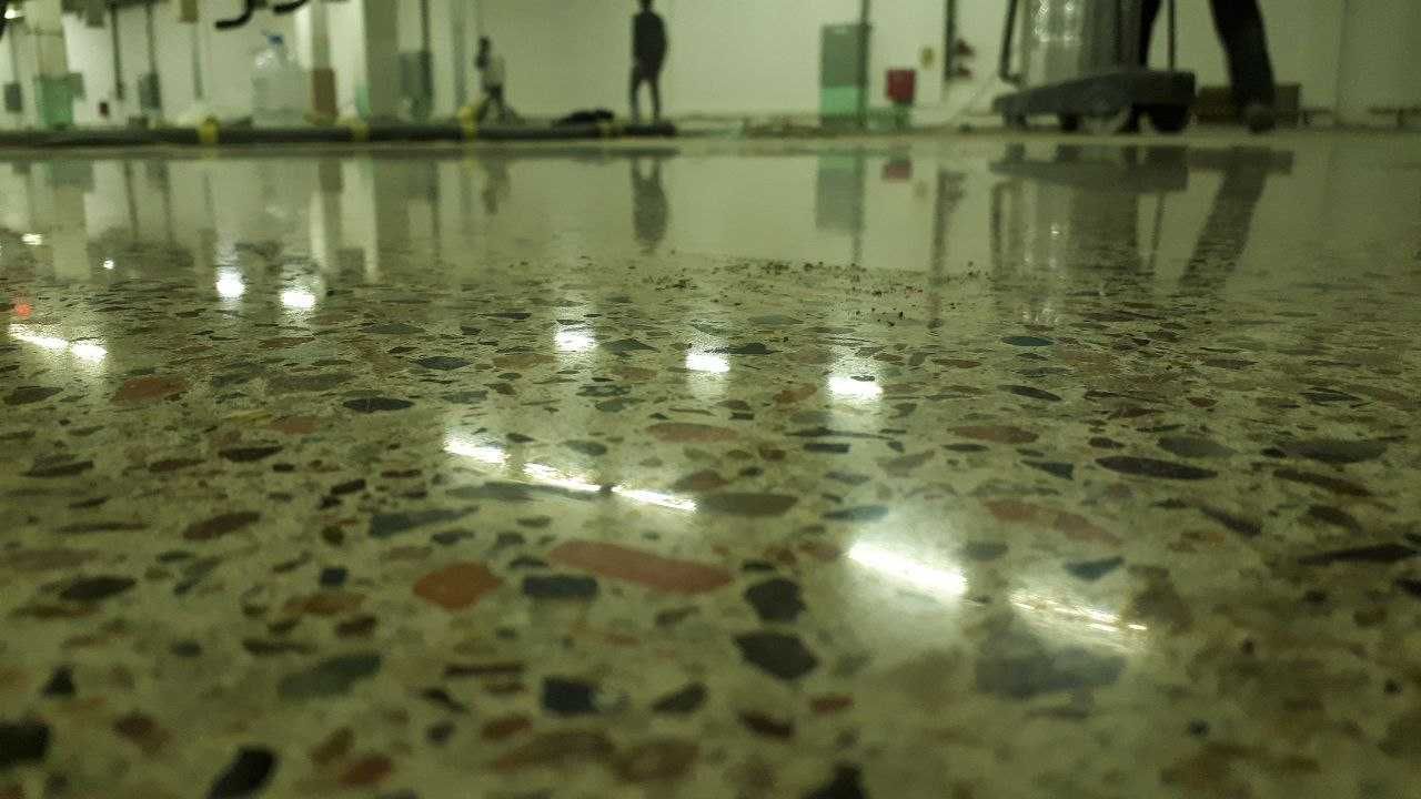 Polirovka qilingan beton oynadek yaltiroq va uzoq xizmat