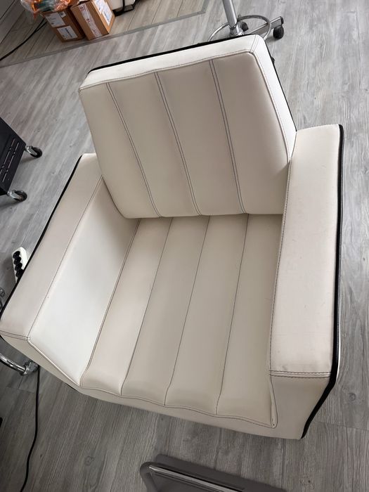 Scaun coafor+ oglinga si corp mobilier