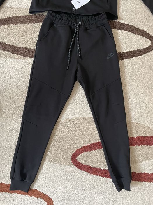 Чисто нов мъжки комплект Nike Tech Fleece (размер S)