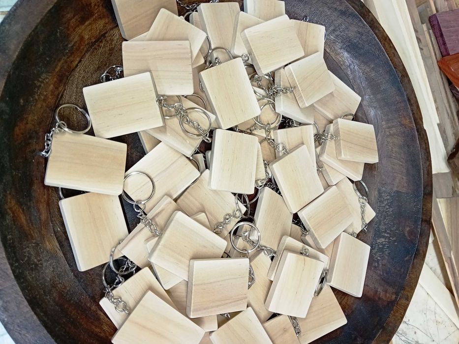 Дървен ключодържател с шевици и орнаменти