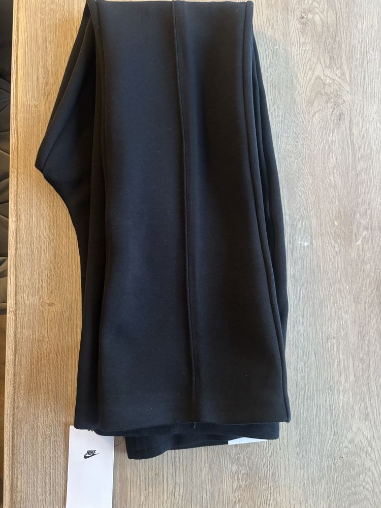 Продавам чисто нов панталон Nike Slim fit