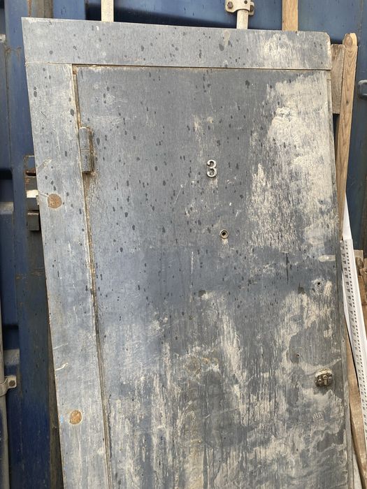 Входной железный дверь.