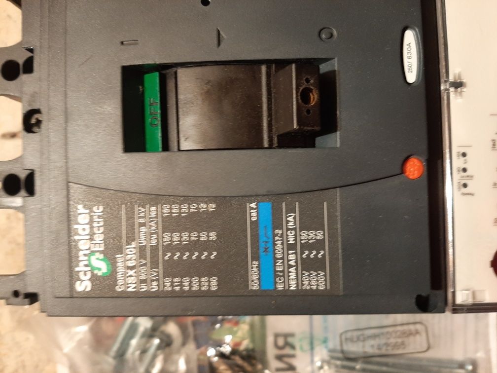 Автоматичен прекъсвач SCHNEIDER ELECTRIC 3P NSX630L Комплект