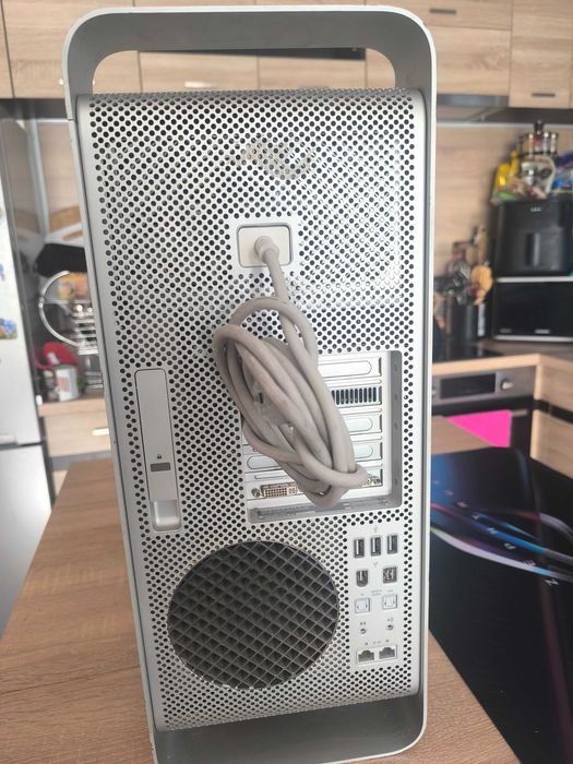 Apple Mac Pro A1186 - за части.