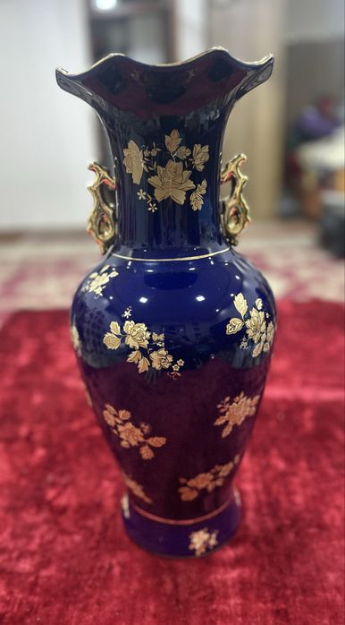 продается ваза высокая