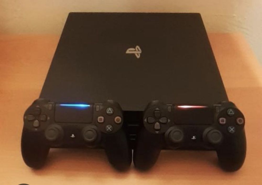 Ps 4 pro продаём за 300$ еще договоримся