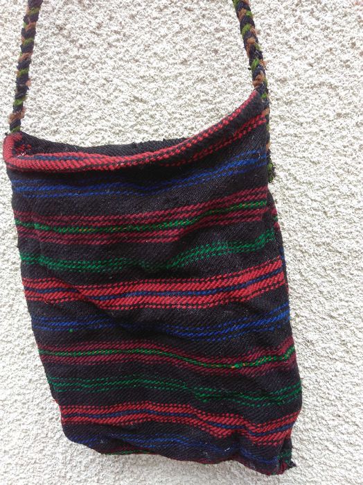 Автентични  фолклорни вещи: торбички, люлка/цедилка и черга/пътека