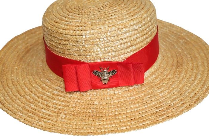 PĂLĂRIEPălărie
Elegantă din Paie cu Panglică Roșie și Broșă AlbinăPăla