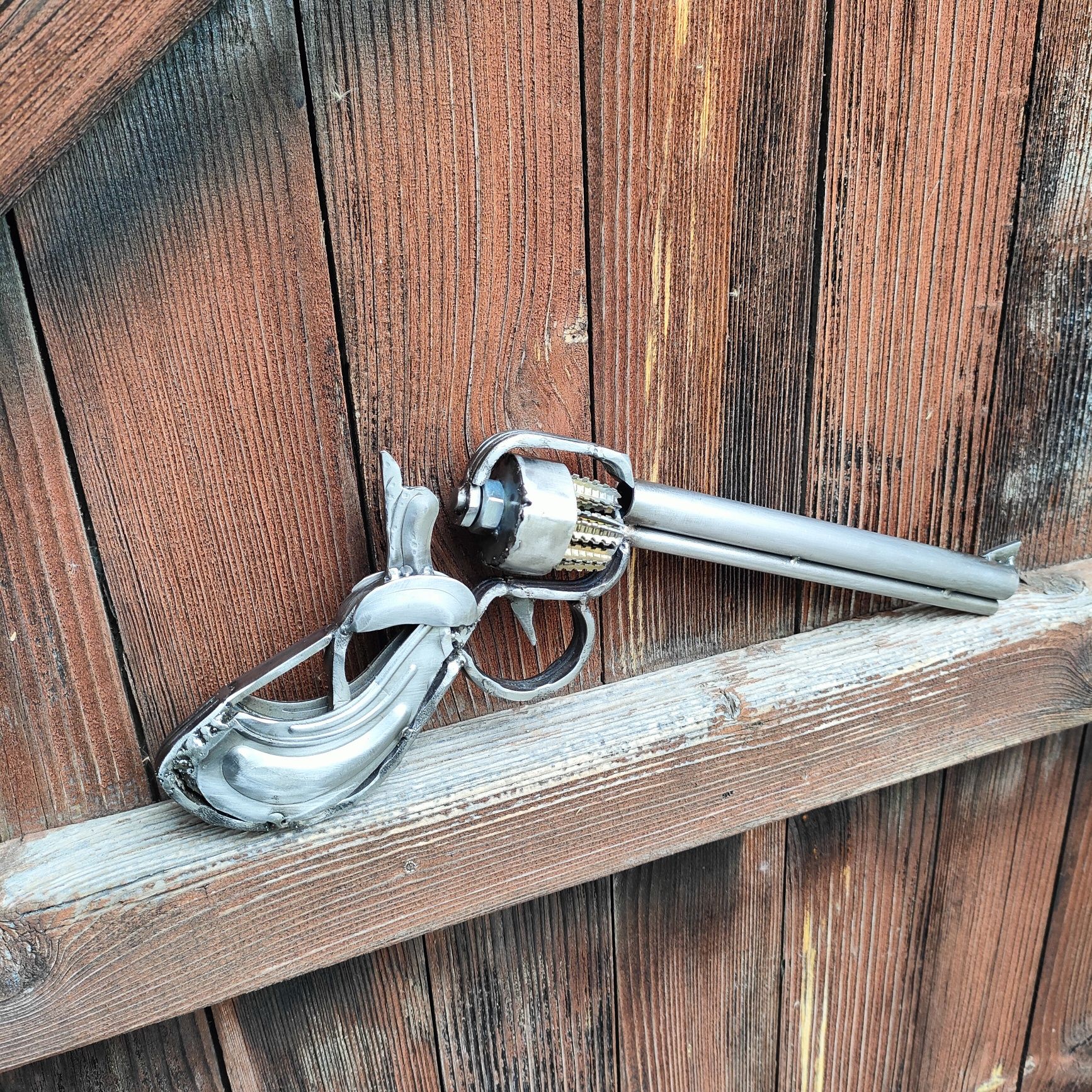 Скрап метал револвер, ръчно изработен от стари метални части