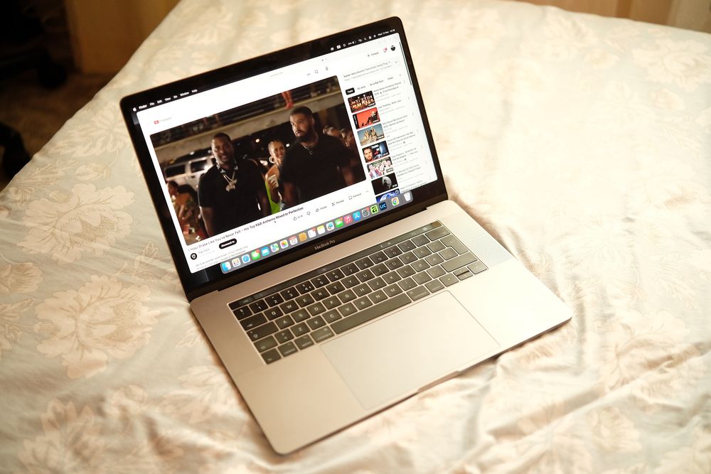 Macbook pro 2017 15inch  i7 16gb ram