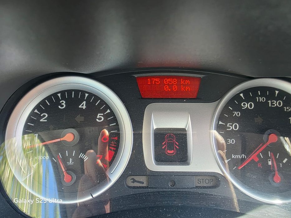 Vând Renault Clio 3 Facelift
An 2010
Motor 1.2 benzină 
Km 175000 în c