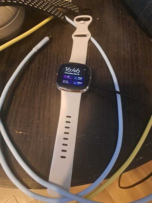 Fitbit Sense Lunar White Soft Gold