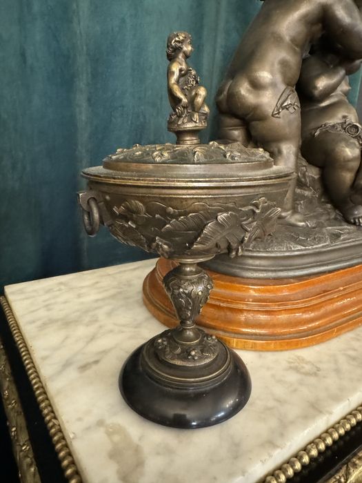 Pereche de urne din bronz
