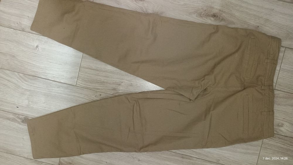 Pantaloni băiat de culoare crem