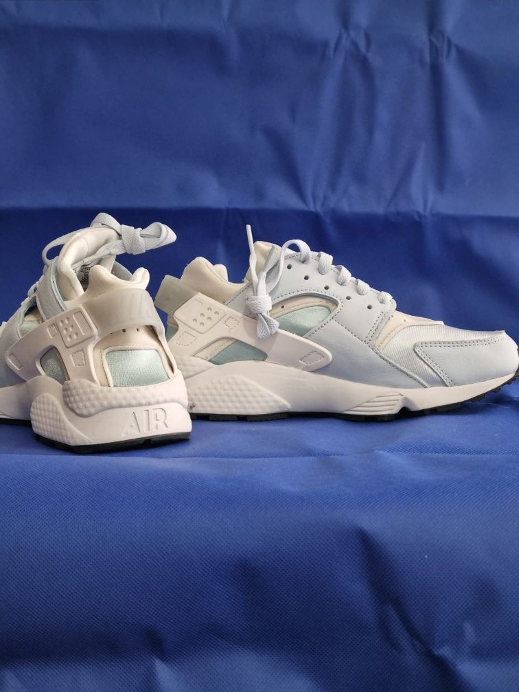 Nike Air Huarache . Mărimea 40 alb și albastru . Noi