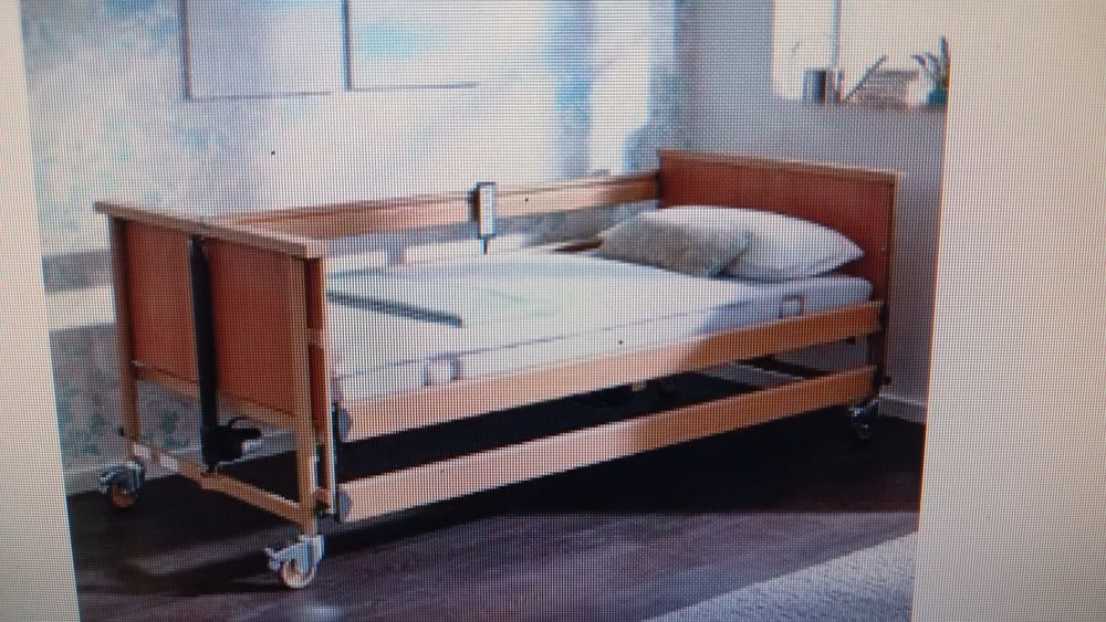 Vând pat electric pentru spital/bolnavi aproape nou în stare perfectă