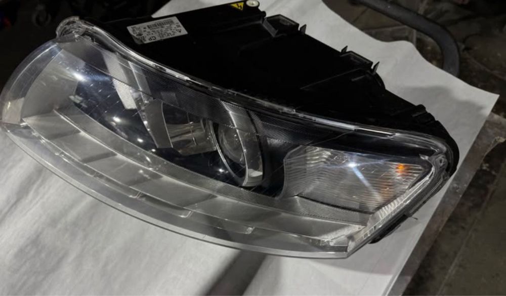 Ляв (шофьорски) фар свален от Audi A6 C6