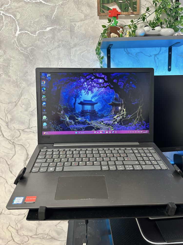 Продавам лаптоп Lenovo V330