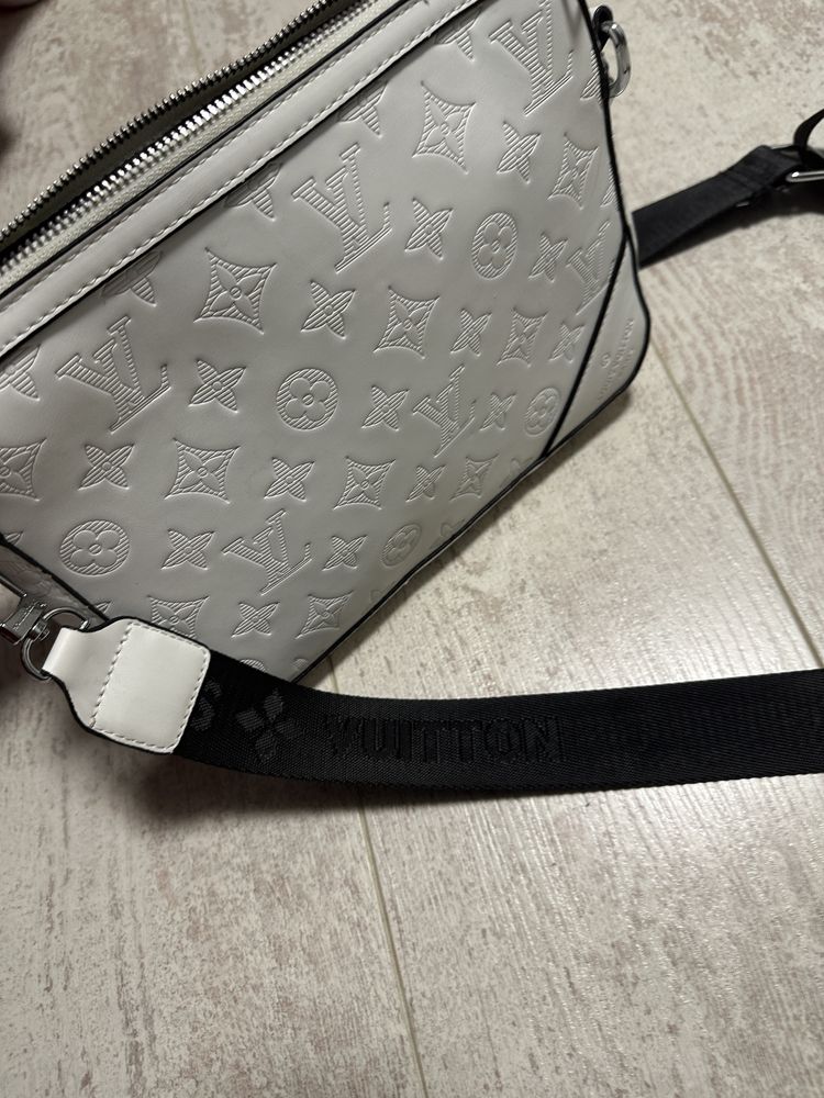 Преносима бяла чанта на Louis Vuitton с колан по желание